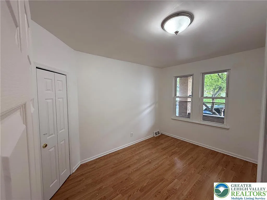 Building Photo - 1113 E 4th St #1