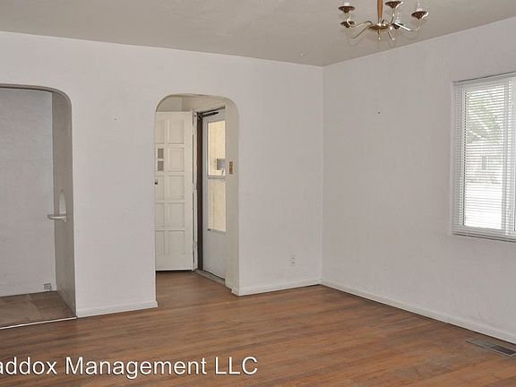 3rd image of 425 Morningside Dr NE