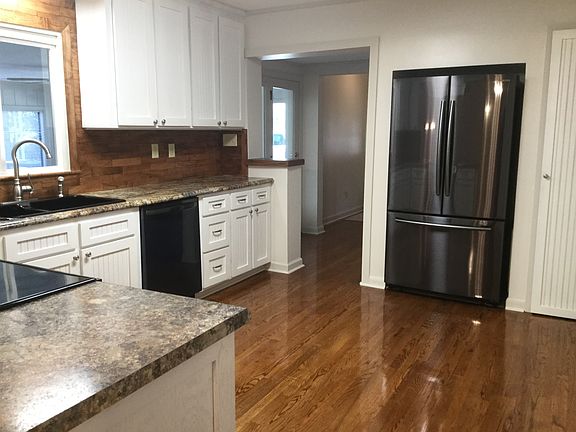 3rd image of 114 Holly Dr