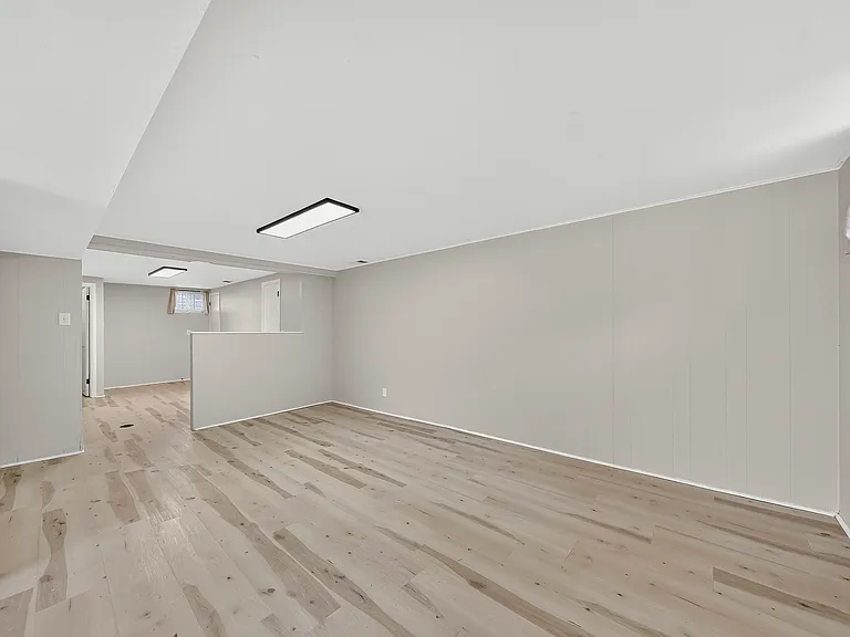 437 Warfield Ave — Photo 32