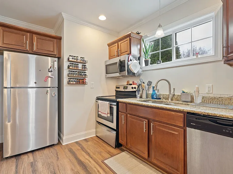 407 E Lenoir St — Photo 5