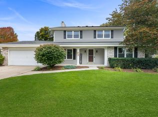 N25W22342 Ridgewood Ln, Waukesha, WI 53186