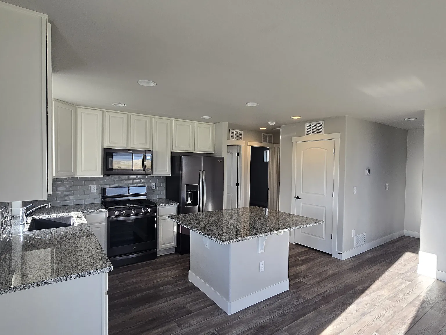 3 bed, 1311 sqft, $2,500 — Photo 4