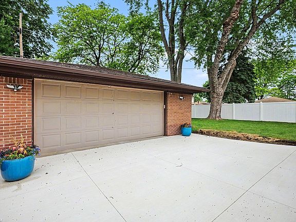3rd image of 29819 Bonnie Dr