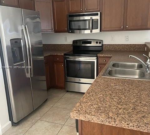 4th image of 642 SE 32nd Ave #642