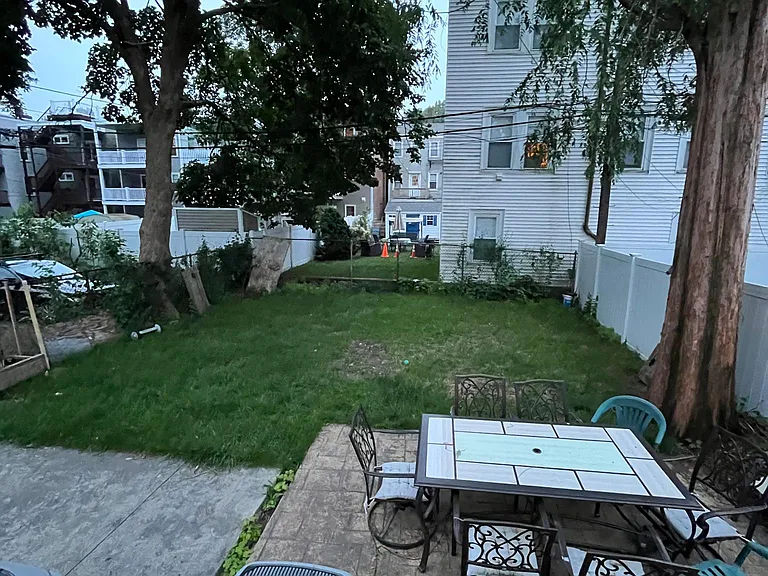 877 E 4th St — Photo 26