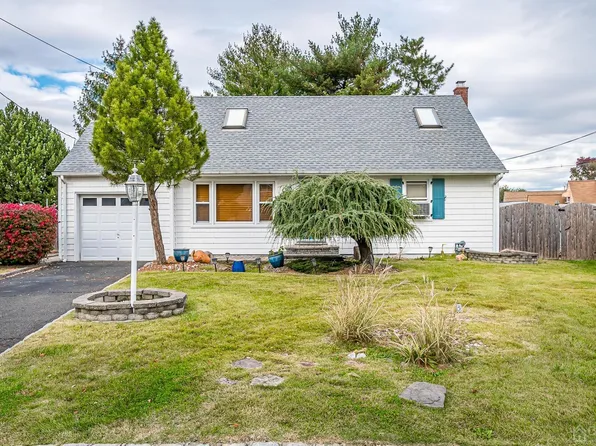 16 Village Grn, Colonia, NJ 07067