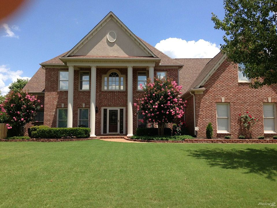 MAJESTIC CURB APPEAL ON QUIET COVE
