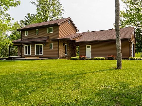 Tranquil setting - move-in and enjoy!!