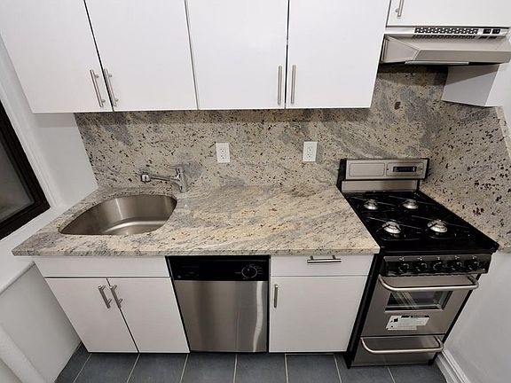 3rd image of 82 Washington Pl APT 2e