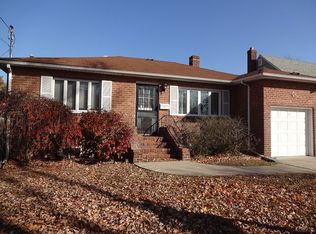 680 S 5th St, Lindenhurst, NY 11757