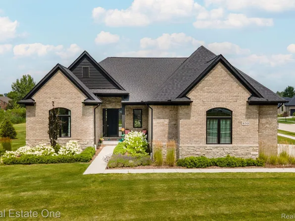 850 Marlayna Dr, Oxford, MI 48371
