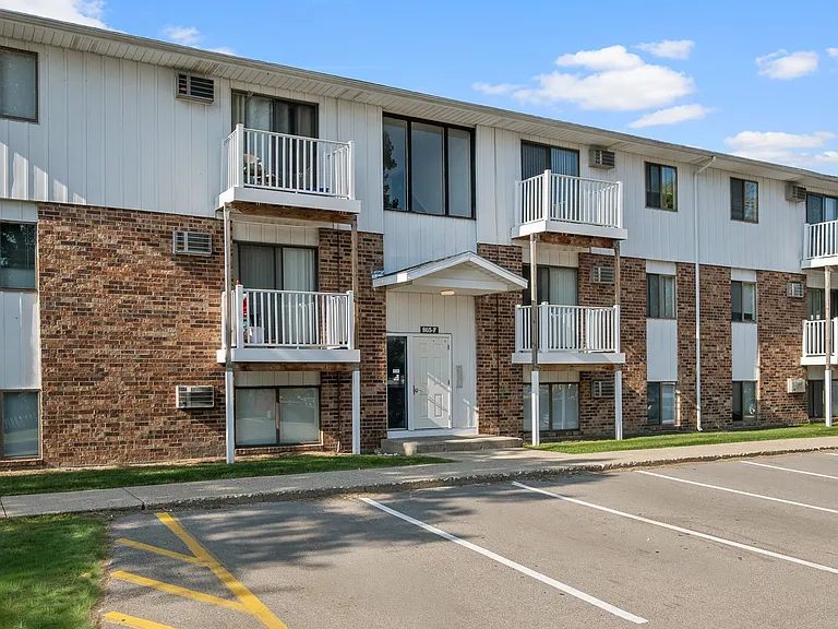 Crossroads Apartments — Photo 13