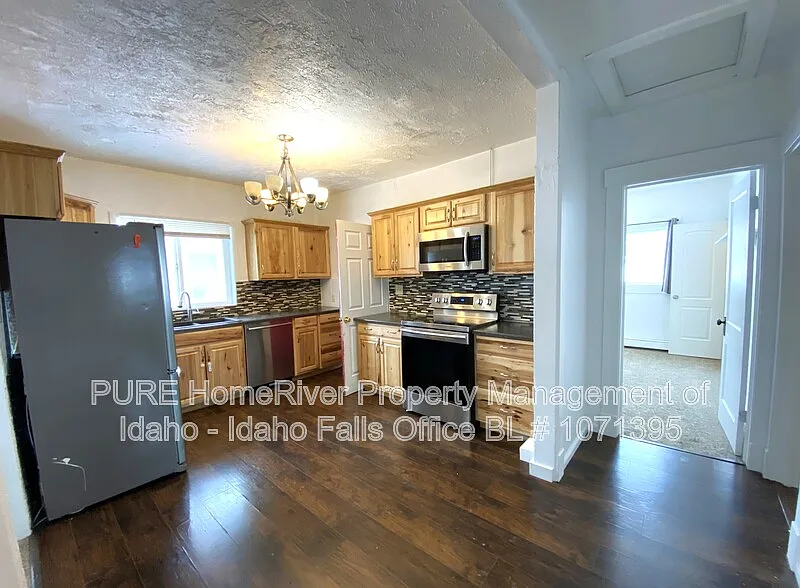 3 bed, 1.0 bath, $1,150 — Photo 2