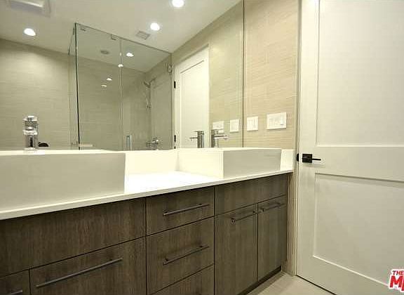 5th image of 818 N Doheny Dr APT 408