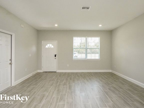 2nd image of 507 Tampa Cir