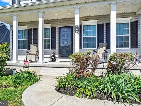 3rd image of 100 Hollyhock Dr