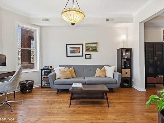 3rd image of 1741 W Catalpa Ave #2
