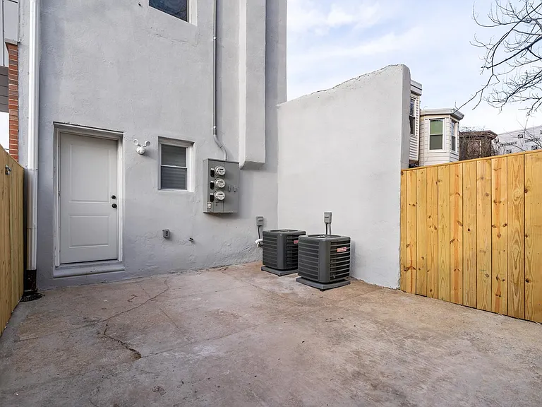 1544 W York St — Photo 31