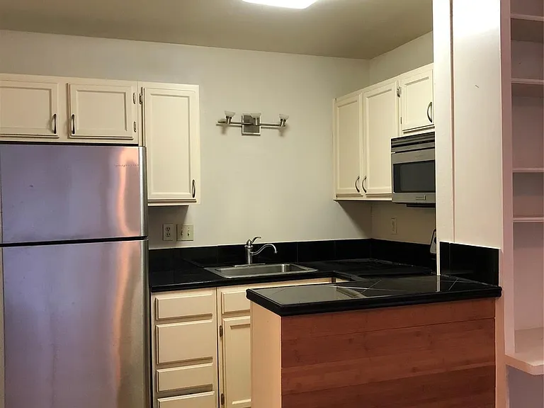 1000 W 26th St #105 — Photo 6