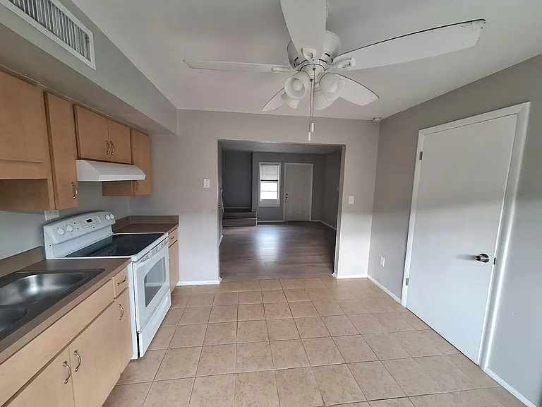 919 E Orange St #B — Photo 10