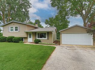 1202 Maple St, Lake In The Hills, IL 60156