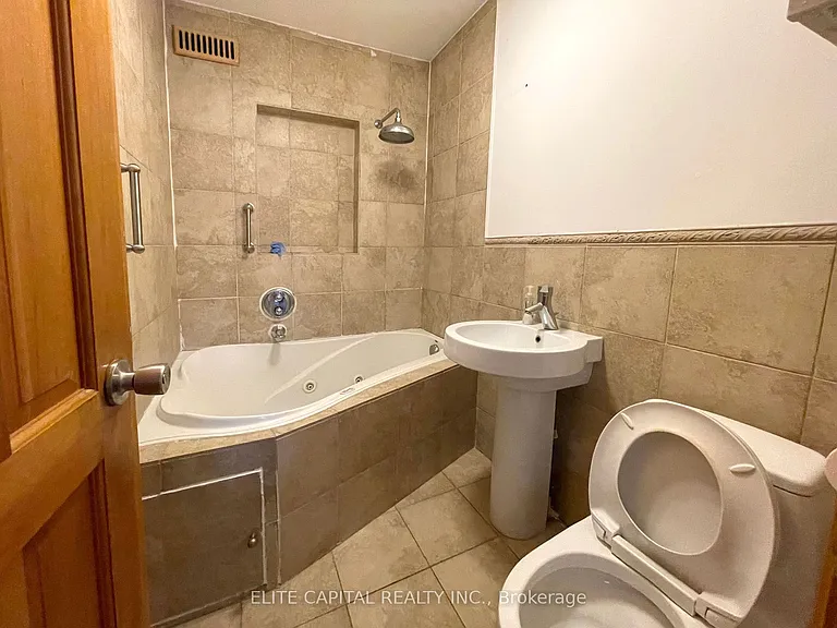 633 Christie St #UPPER — Photo 9
