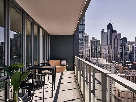 4th image of 940 N Orleans St #1206