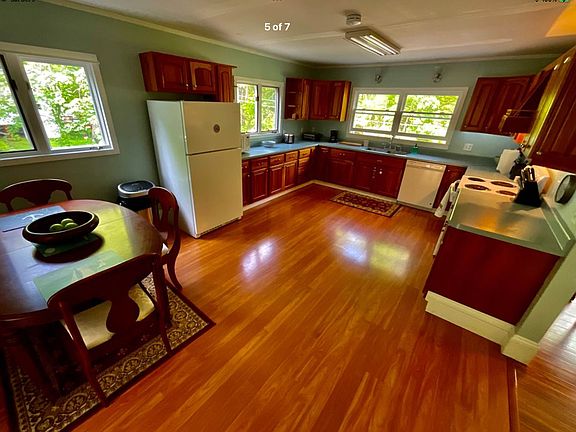 Extra large, fully stocked kitchen