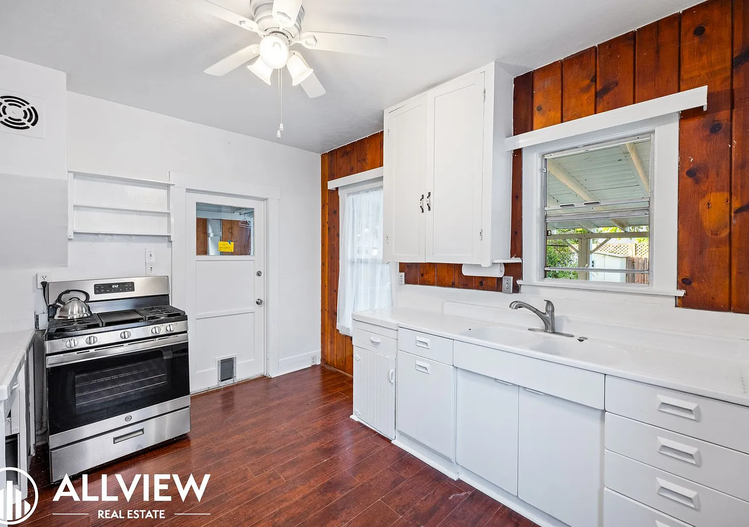 Inviting 2 Bed, 1 Bath Home Available Now in Eastside Costa Mesa! — Photo 3