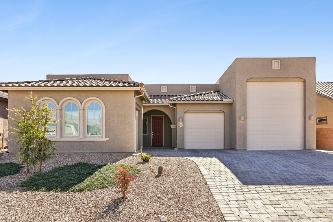 E Prairie Aster Ln-002.jpg