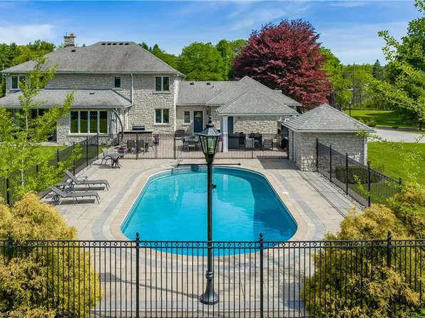 938 Governors Rd, Hamilton, ON L9H 5E3
