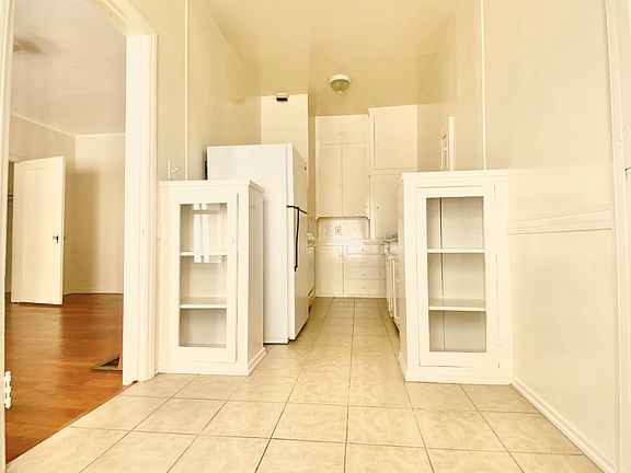 4th image of 1343 N Catalina St #106