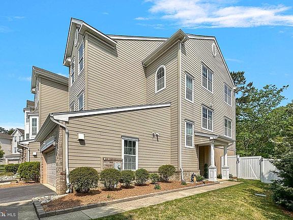 3rd image of 306 Hawthorne Ln