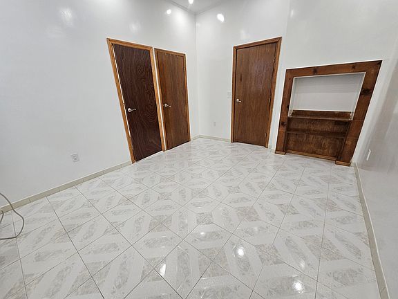 5th image of 30-33 38th St #1ONE