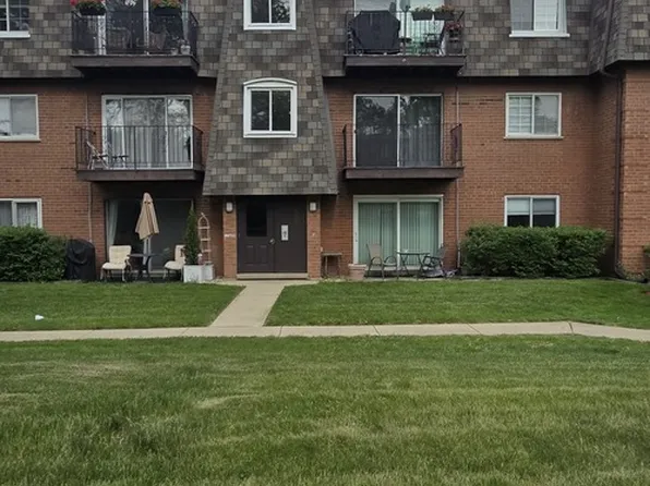 9356 Bay Colony Dr #1S, Des Plaines, IL 60016