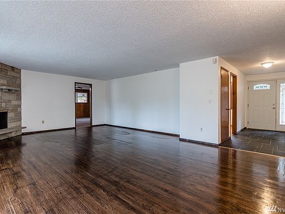 4th image of 4811 161st St E