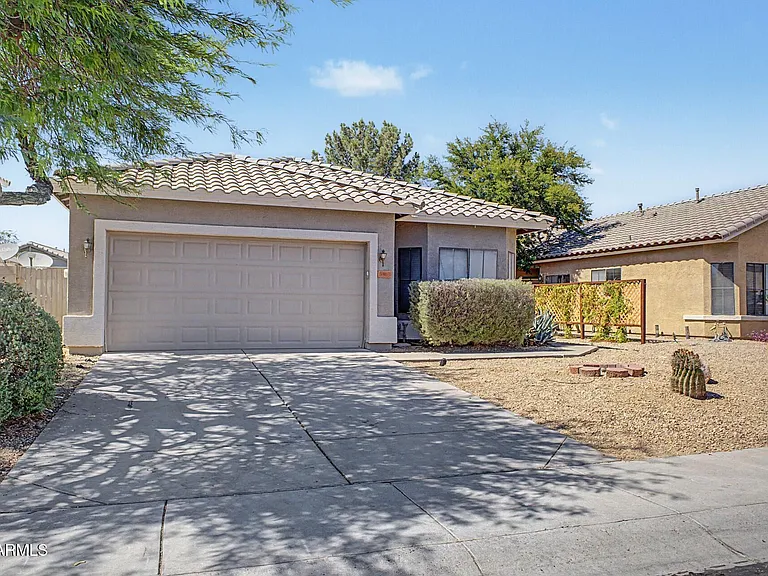 8868 W Laurel Ln — Photo 1