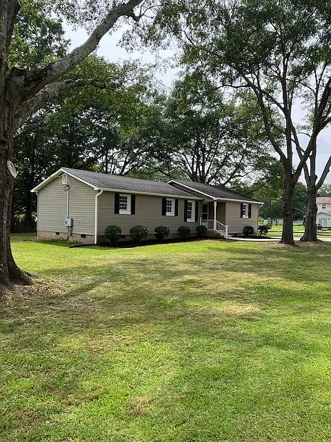 3 bed, 1.5 bath, 1198 sqft, $1,600 — Photo 1