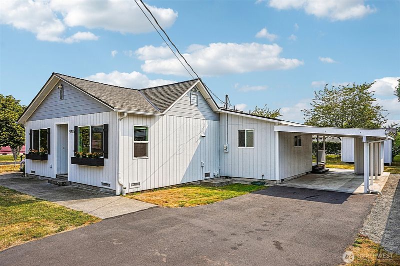 2nd image of 923 16th Street SW