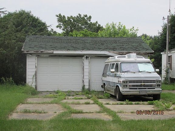 2nd image of 50600 Manhatten Ave