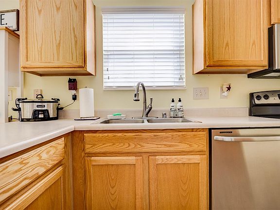 4th image of 250 Hartford Ct