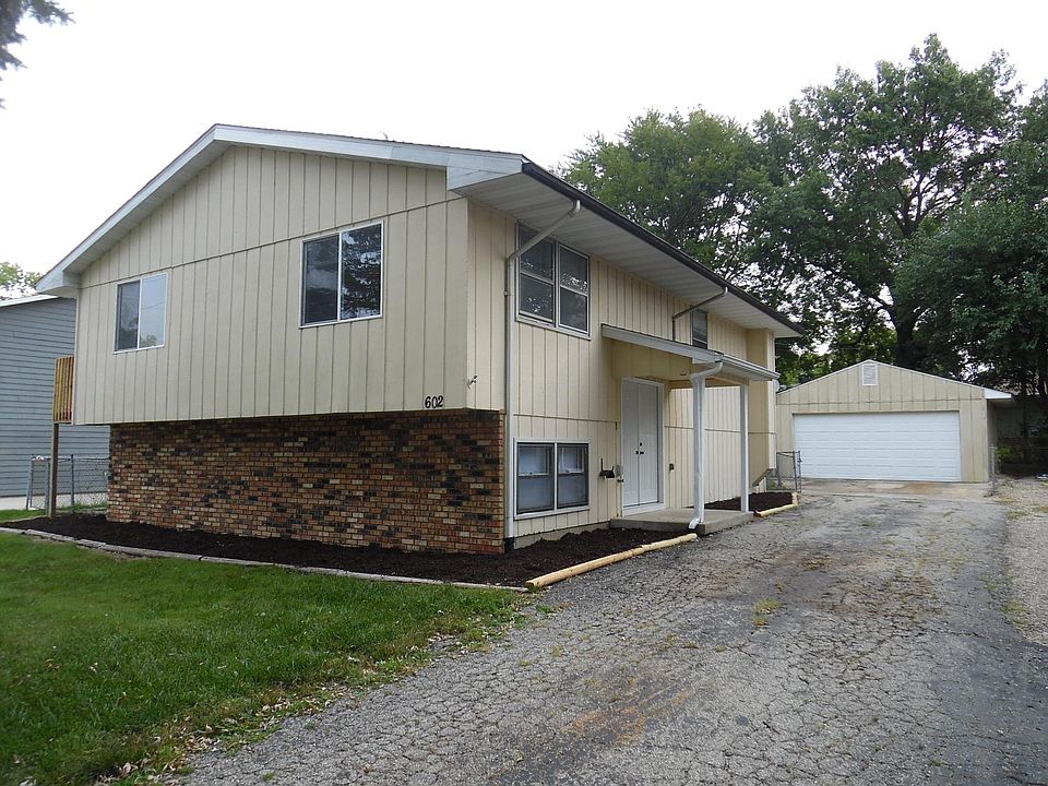 Huge Bi-level home at 602 S Cottage