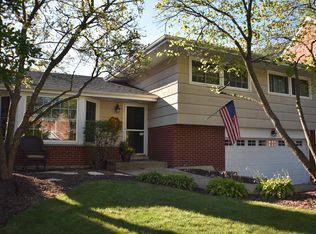 6 N Prospect Ave, Clarendon Hills, IL 60514