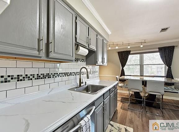5th image of 820 Sharon Garden Ct