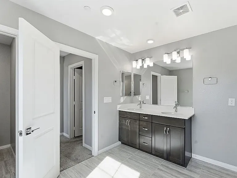 2599 Tolmezzo St — Photo 20