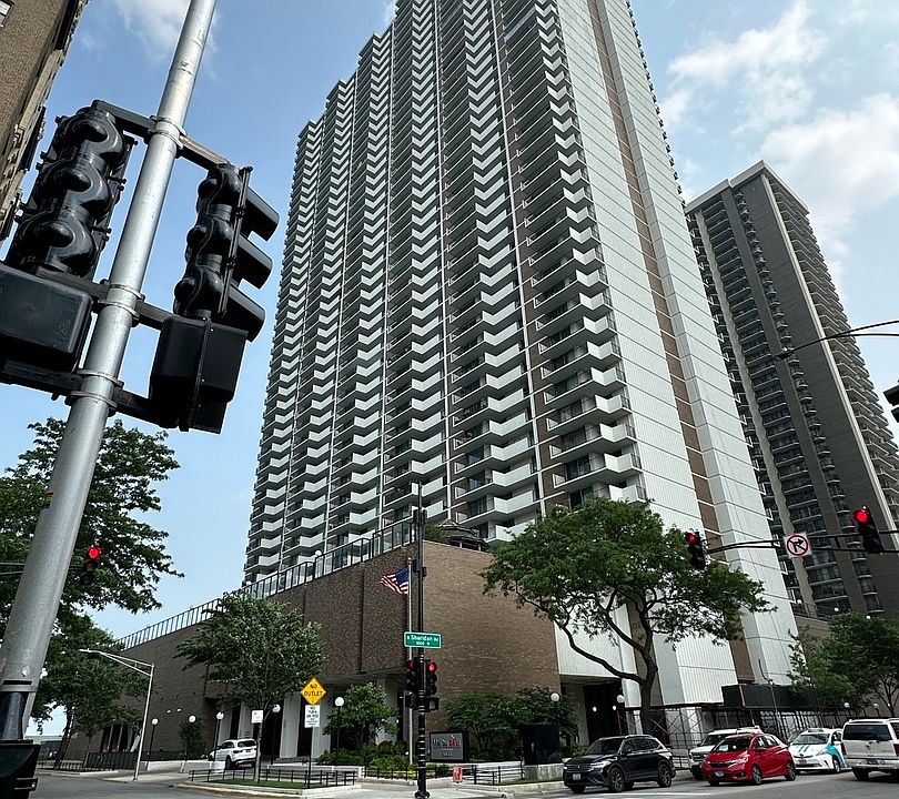 1st image of 6033 N Sheridan Rd APT 26L