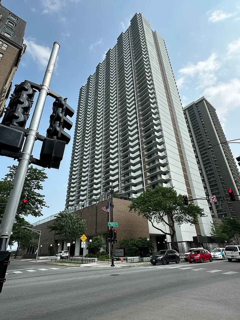 6033 N Sheridan Rd APT 26L photo 1