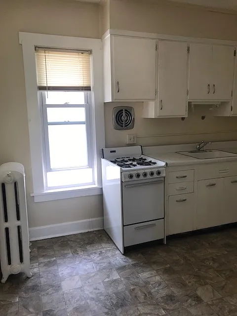 Building Photo - 106 Benson St #2