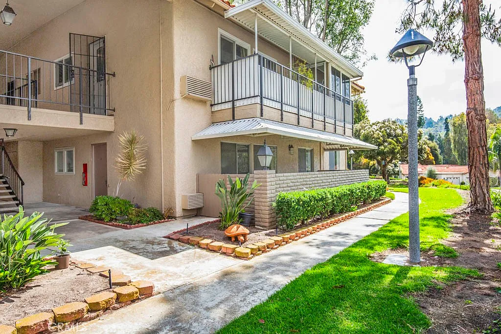 2 bed, 2.0 bath, 1080 sqft, $3,100 — Photo 2